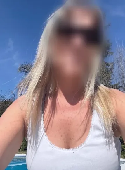 Emina, 40